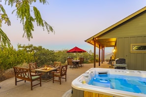 Outdoor dining - Sparkling Hot Tub!-Amazing Mt and Lake Views-Serenity-Abundant Wildlife (Ramona)
