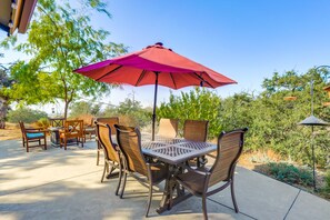 Outdoor dining - Sparkling Hot Tub!-Amazing Mt and Lake Views-Serenity-Abundant Wildlife (Ramona)