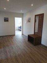 2 habitaciones, caja de seguridad en la habitación y escritorio 