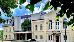 A building with a restaurant named "Restauracja Platanova" and a glass-fronted establishment with a sign reading "Miodożycki Dwór". - Nadodrzański Dwór (Nowa Sól)