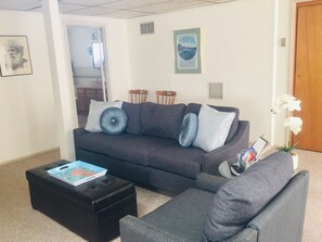 Living area - Aurora Place is a great walking distance to downtown Anchorage (Anchorage)