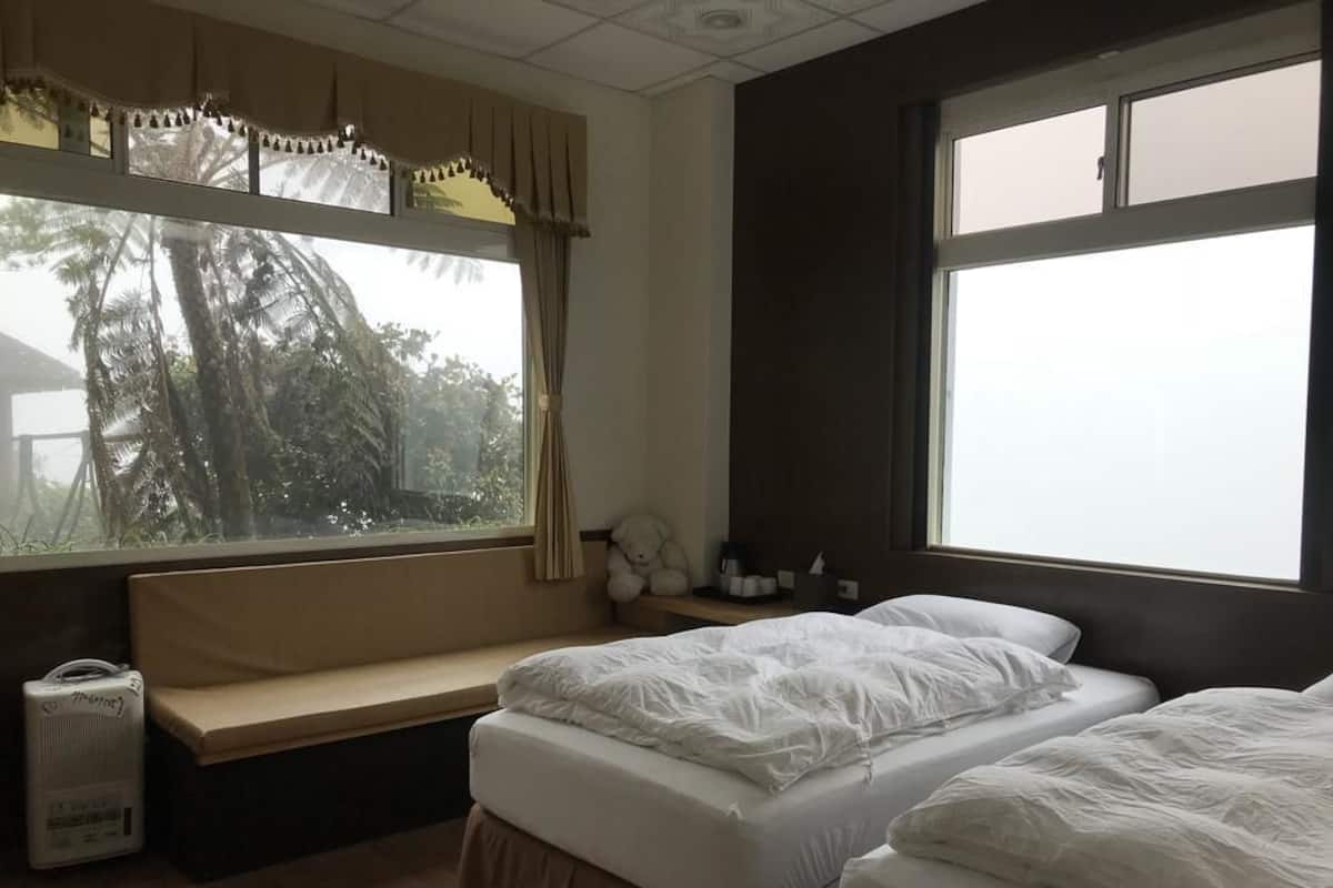 Habitación estándar doble, vistas a la montaña | Escritorio, cortinas opacas, camas supletorias y wifi gratis