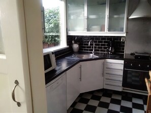 Een koelkast, een magnetron, een oven, een kookplaat