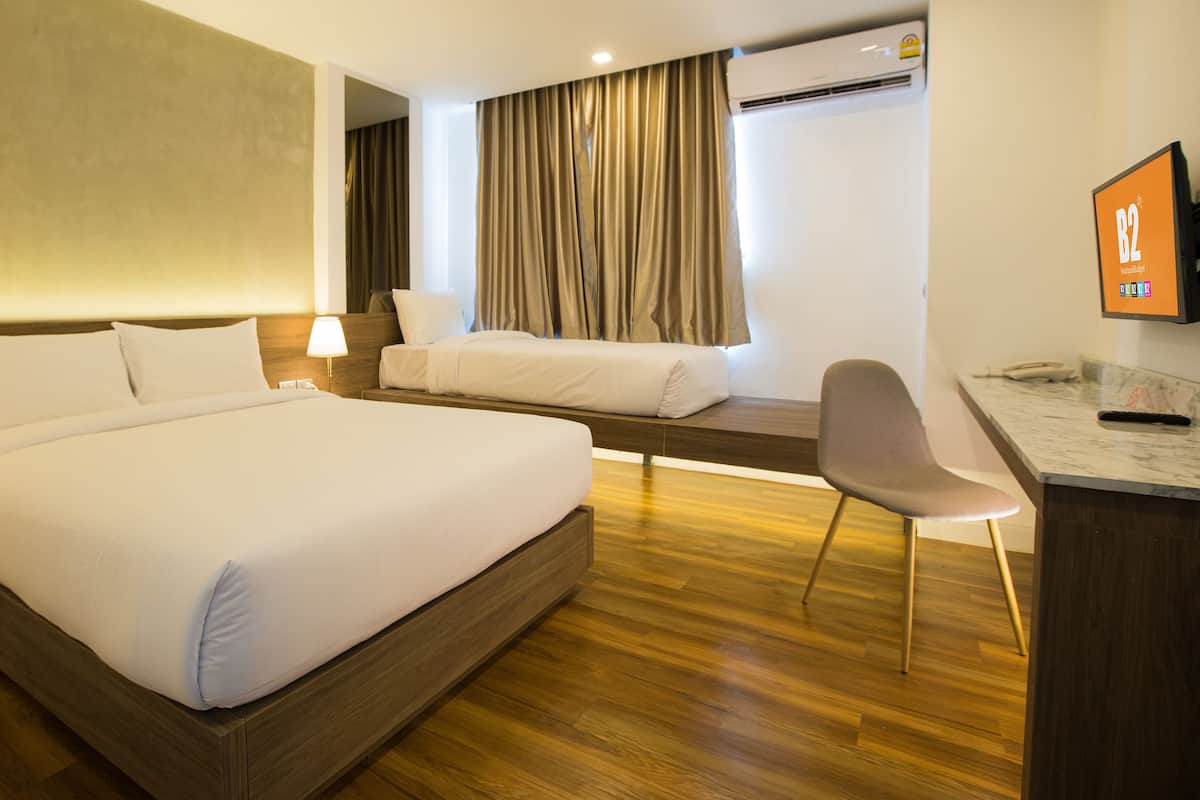 Deluxe driepersoonskamer | Een kluis op de kamer, verduisterende gordijnen, gratis wifi, beddengoed