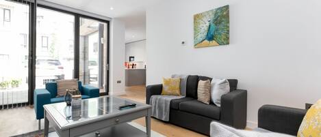 Nhà, có phòng tắm riêng (LT Greenwich 3 Bed) | Lounge