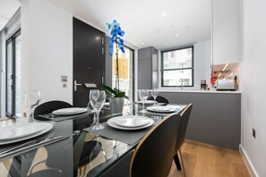 House, Ensuite (LT Greenwich 3 Bed) | Restaurant - LT Greenwich 3 Bed Townhouse (London)