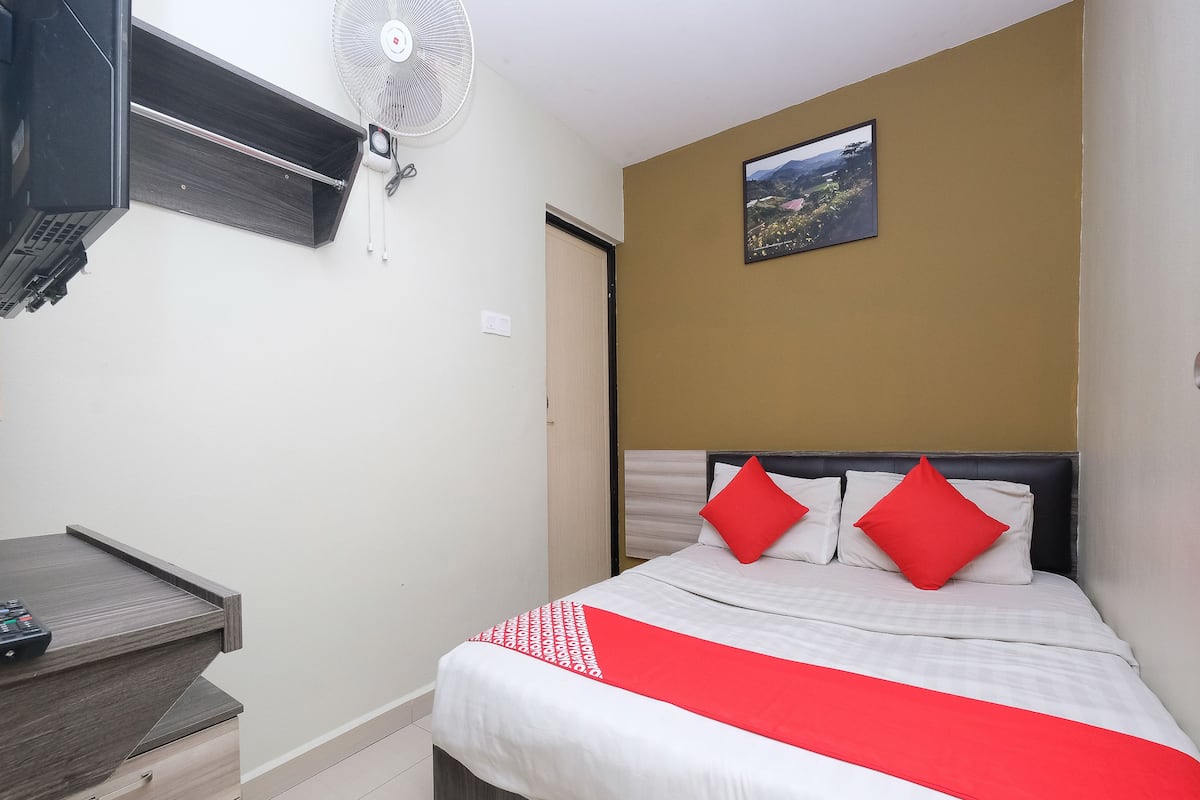 Escritorio, wifi gratis y ropa de cama
