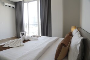 Cubrecamas, escritorio y cortinas blackout