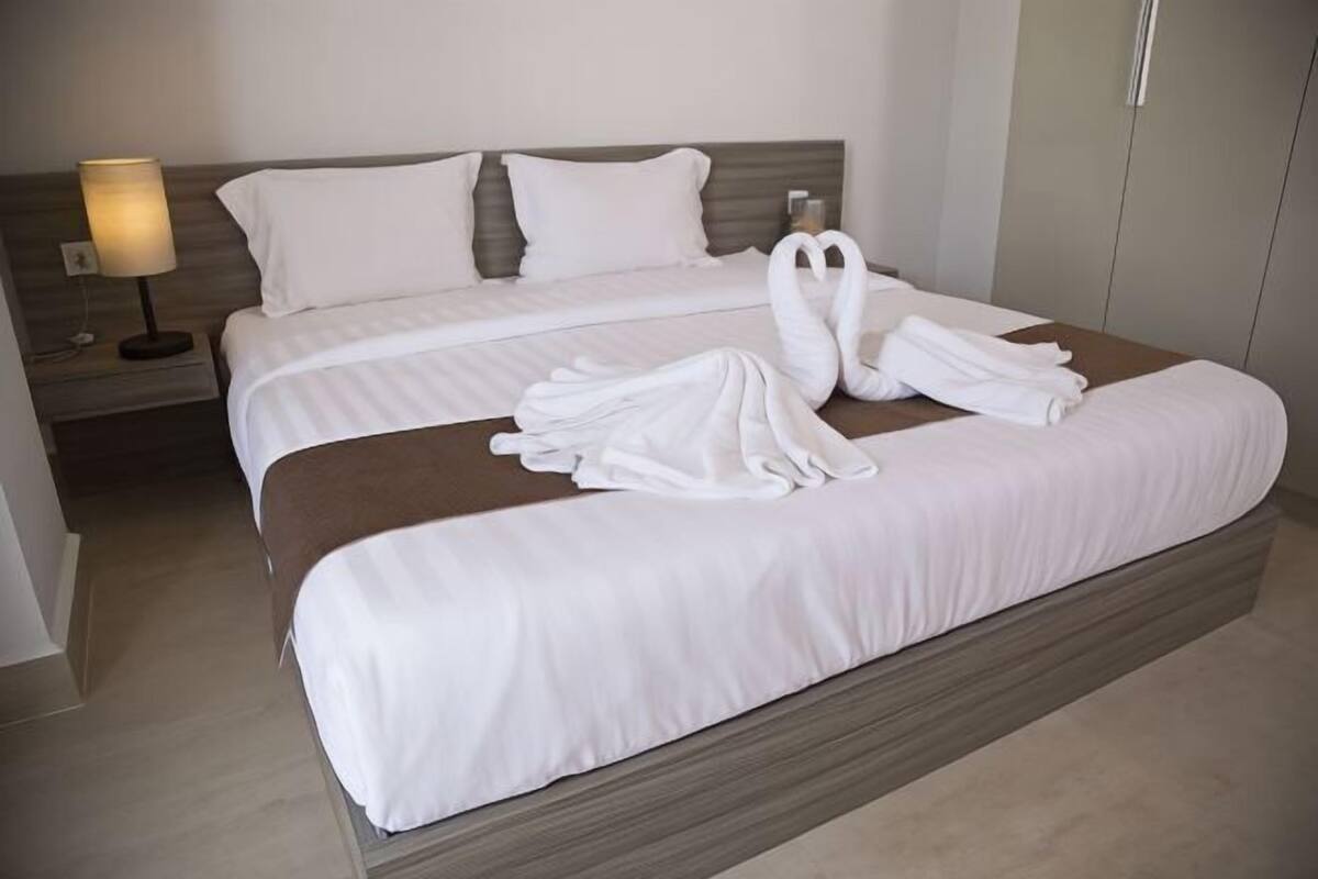 1 bedroom, down duvets, desk, blackout curtains