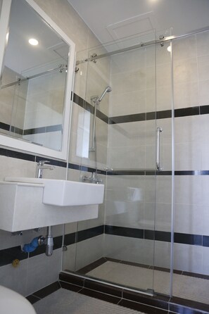 Ducha, artículos de tocador gratuitos, secador de pelo, batas