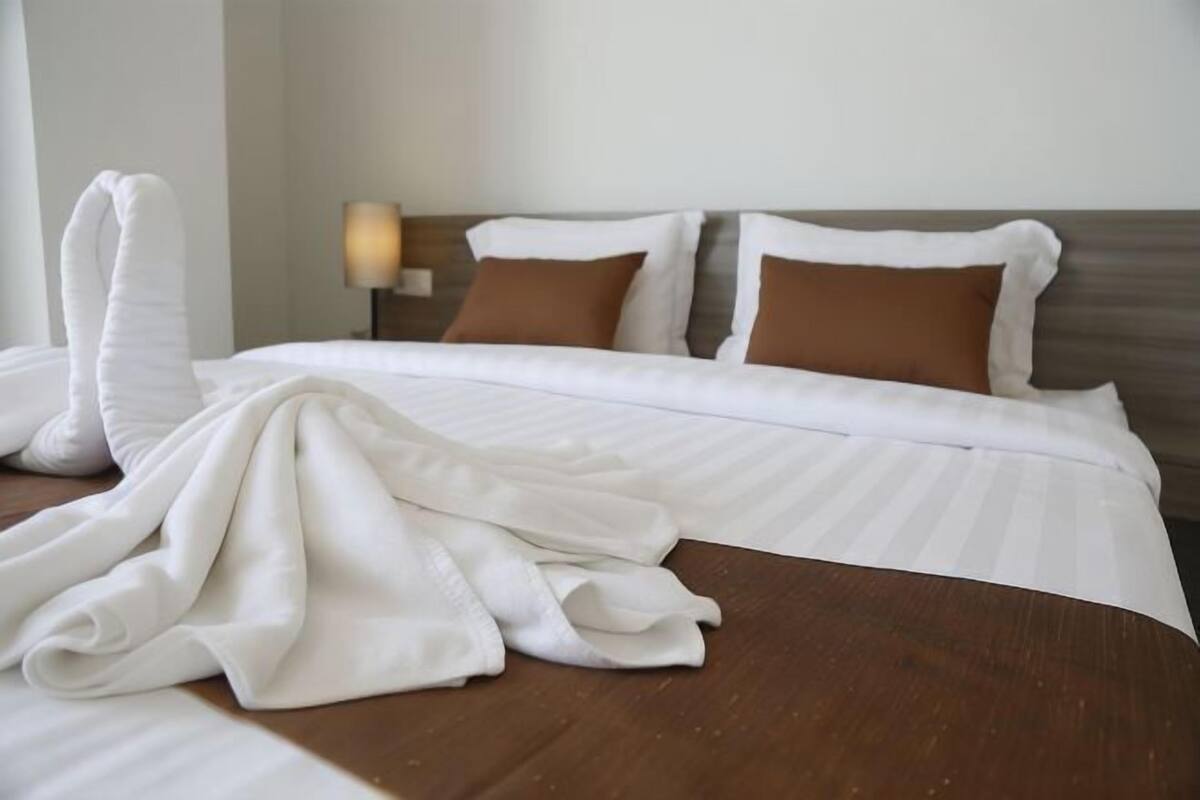 1 bedroom, down duvets, desk, blackout curtains