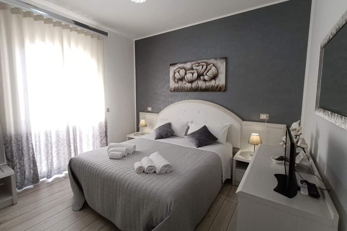 Deluxe Double Room | 1 bedroom, minibar, in-room safe, desk