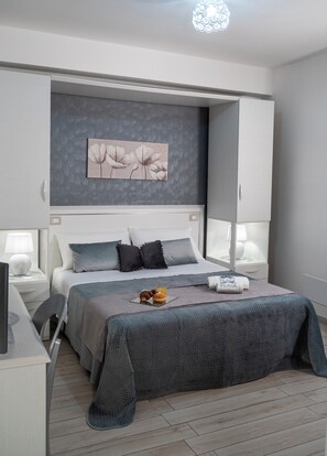 Deluxe Double Room | 1 bedroom, minibar, in-room safe, desk