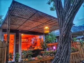 Fachada de la propiedad por la tarde o noche