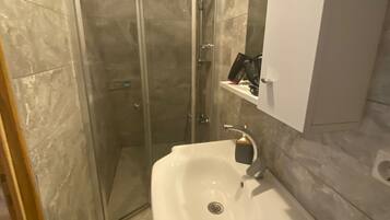 Deluxe Bungalow (Quadruple) | Bilik Mandi | Pancuran mandi, kelengkapan dandanan diri percuma, pengering rambut