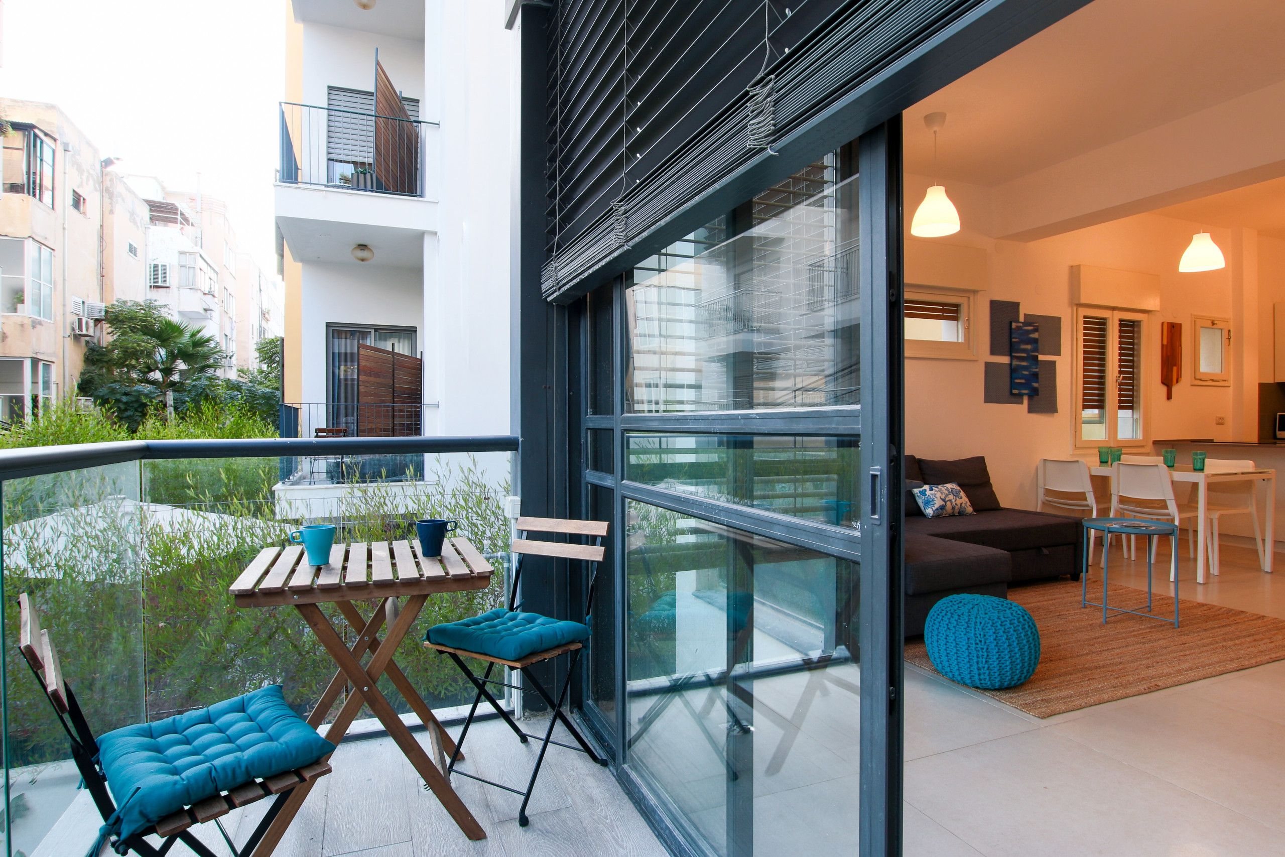 Un apartamento moderno con balcón, comedor y sala de estar.