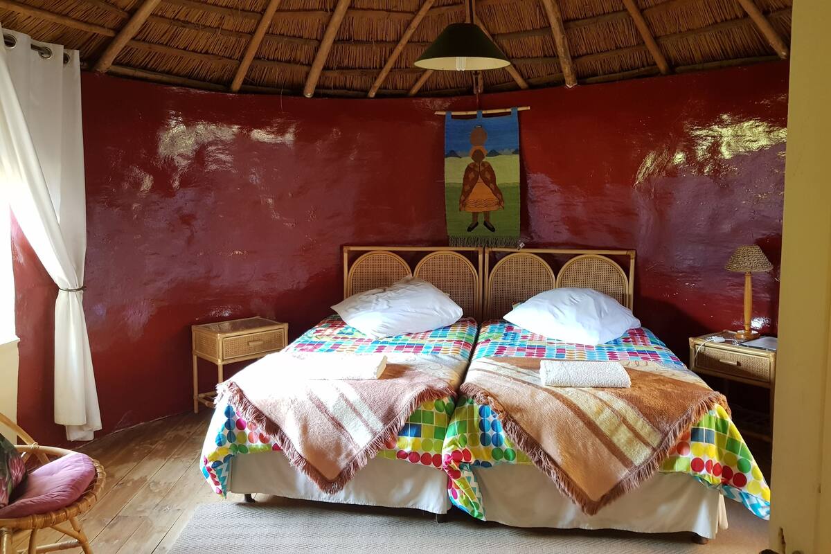 Casa de campo romántica, vista al jardín (Big Rondavel) | Ropa de cama de alta calidad, muebles diferentes y escritorio