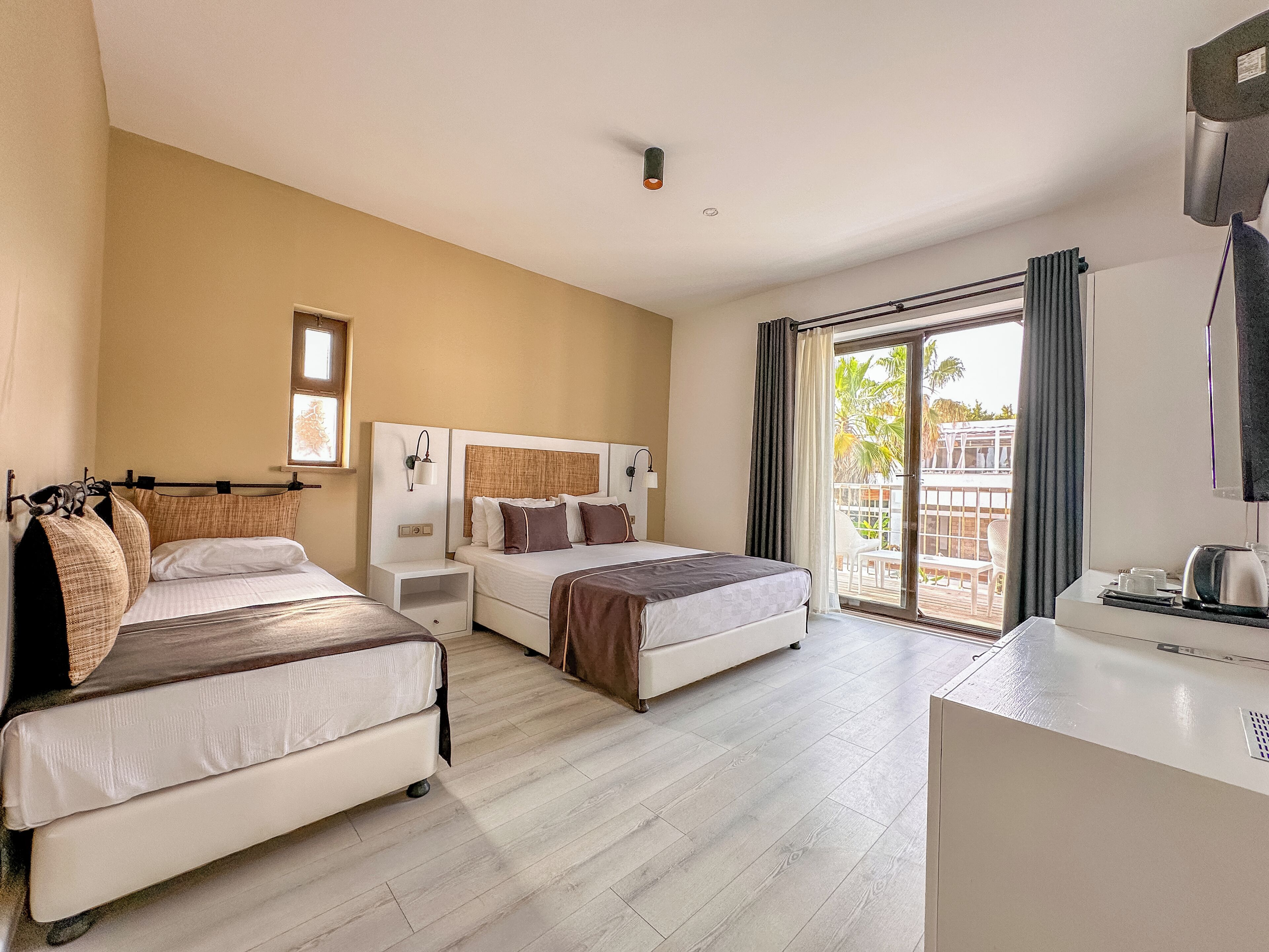 Kaliteli yatak takımı, minibar, odada kasa, güneşlik/perde 