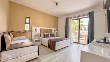 Roupas de cama premium, frigobar, cofres nos quartos, cortinas blackout