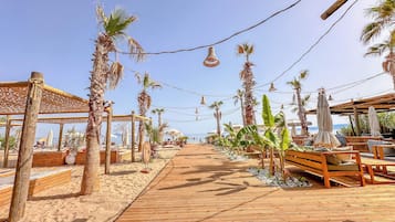 Pantai persendirian, kerusi lepak pantai, payung, bola tampar pantai