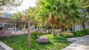 Piscina externa sazonal, funciona das 8h às 19h, barracas de cortesia