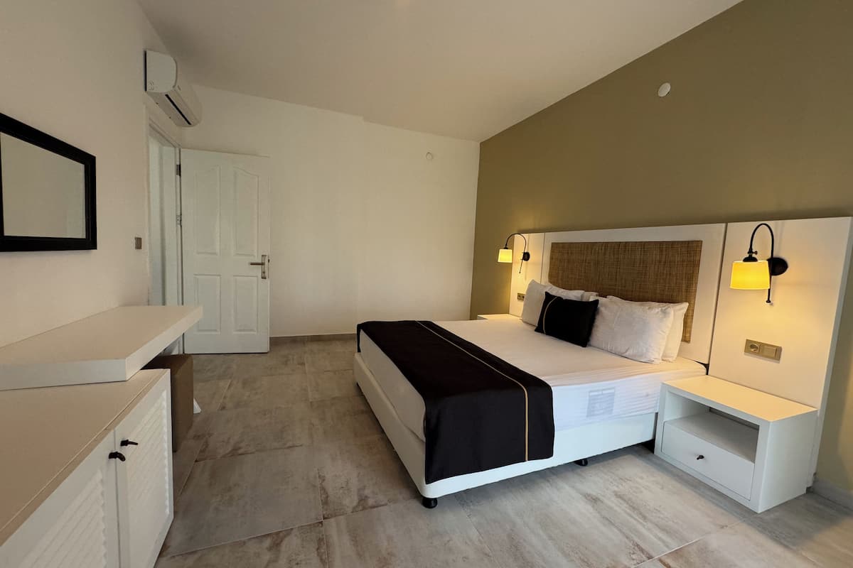 family room | premium bedding, minibar, in-room safe, blackout curtains