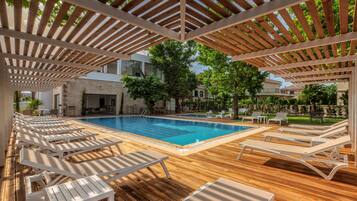 Kolam renang terbuka bermusim, kabana percuma, payung kolam