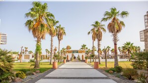 Un sendero que conduce a un edificio con la leyenda 'SEA RESORT'.