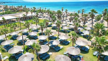 Pantai persendirian, kerusi lepak pantai, payung, bola tampar pantai