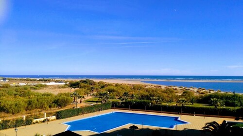 APPARTEMENT DE LUXE FRONT LINE BEACH. VUES À LA MER