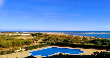 APPARTEMENT DE LUXE FRONT LINE BEACH. VUES Ă LA MER