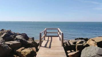 Chaises longues, serviettes de plage
