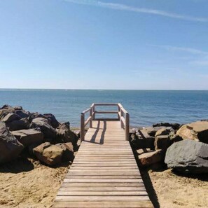 Chaises longues, serviettes de plage