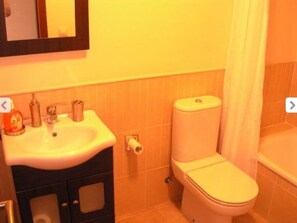 Een haardroger, een bidet, handdoeken, zeep
