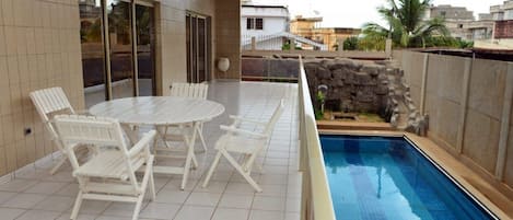 Una piscina al aire libre