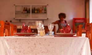 Breakfast, lunch and dinner served - Résidence Theresia (Lomé)