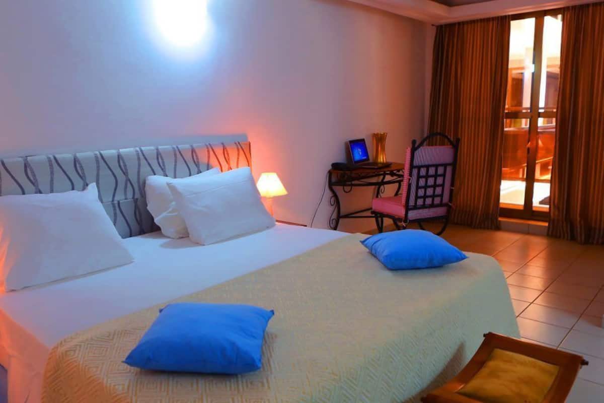 Habitación Deluxe | Escritorio, insonorización, wifi gratis y ropa de cama