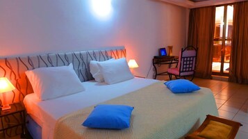Escritorio, sistema de insonorización, wifi gratis y ropa de cama 