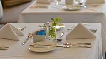 Se sirven desayunos, comidas, cenas y cocina local e internacional