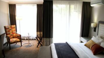 Caja de seguridad en la habitación y decoración personalizada