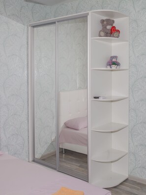 Desk, iron/ironing board, free WiFi, bed sheets - Apartment Diana (Odesa)