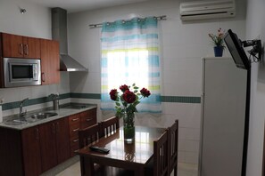 Refrigerador, microondas, parrilla de estufa y cafetera y tetera