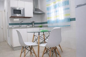Réfrigérateur, micro-ondes, plaque de cuisson, cafetiÚre/bouilloire