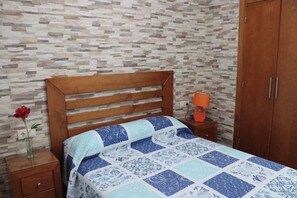 2 habitaciones, tabla de planchar con plancha y ropa de cama