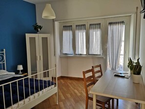 Työpöytä, kannettavalle tietokoneelle sopiva työtila, pimennysverhot