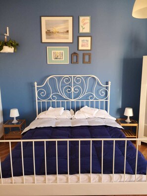 Comfort-huone | Työpöytä, kannettavalle tietokoneelle sopiva työtila, pimennysverhot
