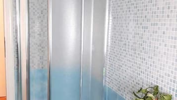Chambre Confort | Salle de bain | Douche, sèche-cheveux, bidet, serviettes fournies