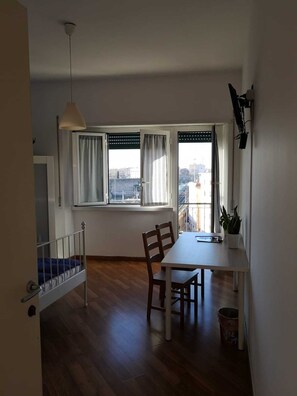 Comfort-huone | Työpöytä, kannettavalle tietokoneelle sopiva työtila, pimennysverhot