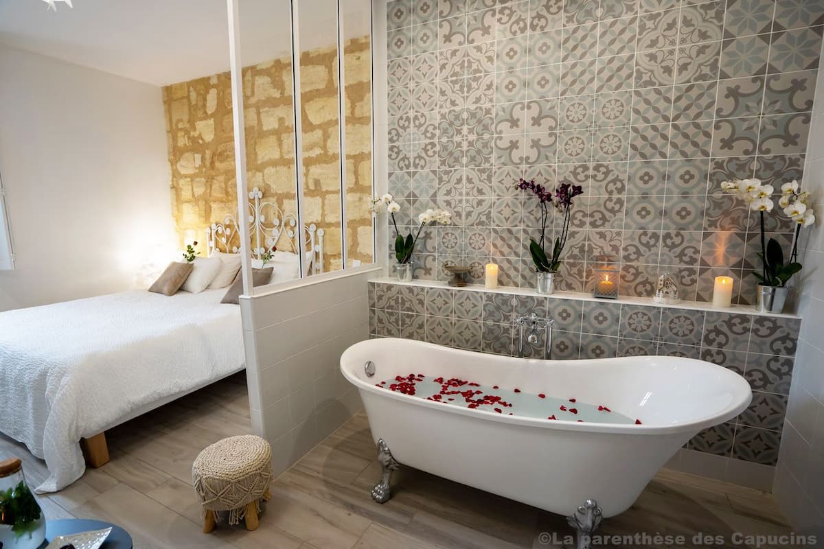 Chambre Double Romantique, vue cour intérieure | 1 chambre, literie de qualité supérieure, décoration personnalisée