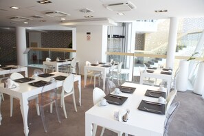 Esmorzar diari d'estil bufet gratuït
